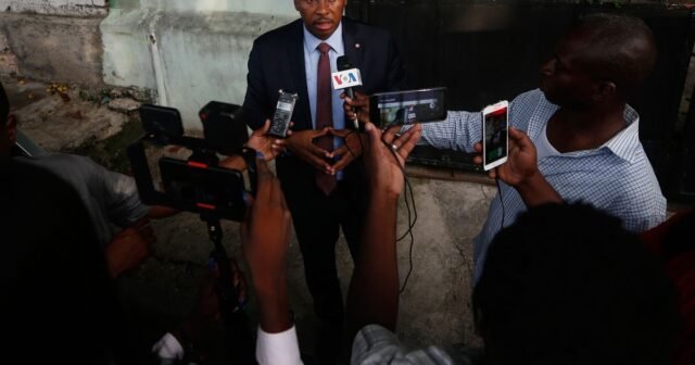 Polisi Haiti menangkap seorang mantan senator yang dituduh bekerja dengan geng untuk menyerang komunitas yang damai
