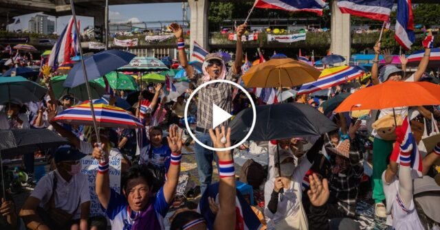 Rapat umum Thais di Bangkok untuk mengecam Perdana Menteri Paetongtarn
