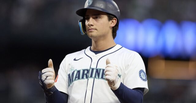 Rookie Cole Young menetap dengan Mariners, dan itu mulai terlihat
