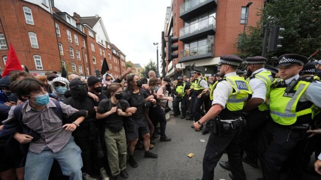 Saingan anti-migran dan anti-rasisme protes berhadapan di luar migran perumahan hotel di London
