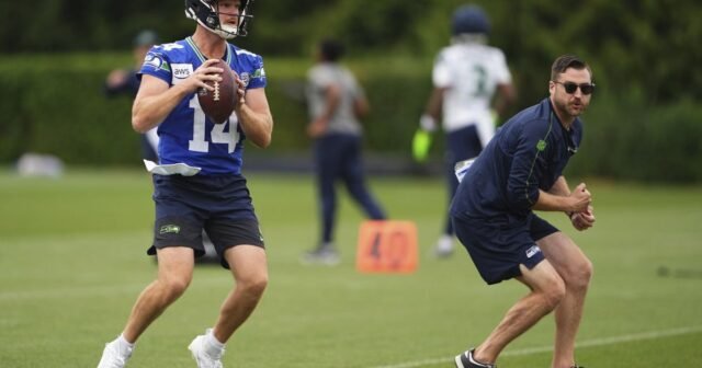 Sam Darnold Mendapat Taste of Lumen Field di Fakulal Sepakbola Tahunan Seahawks
