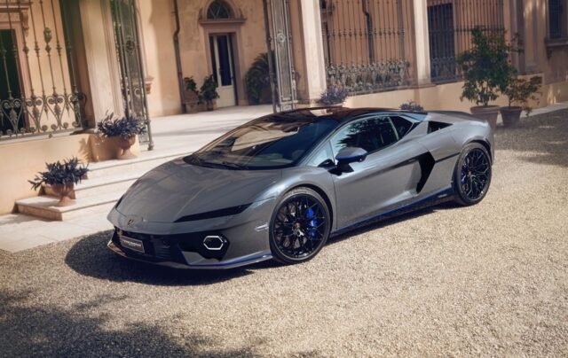 Temerario pertama yang dipersonalisasi Lamborghini bersinar berwarna abu -abu dan biru
