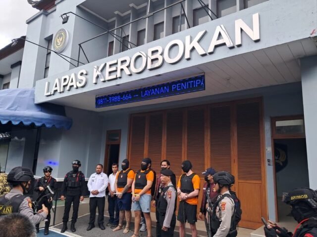 Tersangka pembunuhan Australia di Bali diangkut ke Penjara Kerobokan yang terkenal
