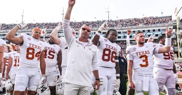 Texas adalah No. 1 dalam pramusim AP 25 Top untuk pertama kalinya, merayap Penn St, Ohio ST; 10 tim SEC berada di peringkat
