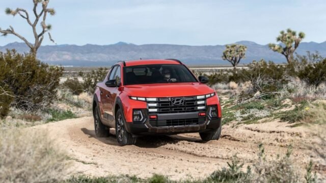 Truk Hyundai Santa Cruz terjebak di perbatasan
