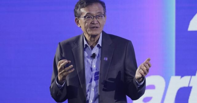 Trump mengatakan CEO Intel 'sangat berkonflik,' menyerukan pengunduran dirinya
