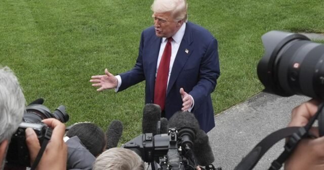 Trump menggali perang dagang, menembakkan pejabat setelah laporan pekerjaan brutal
