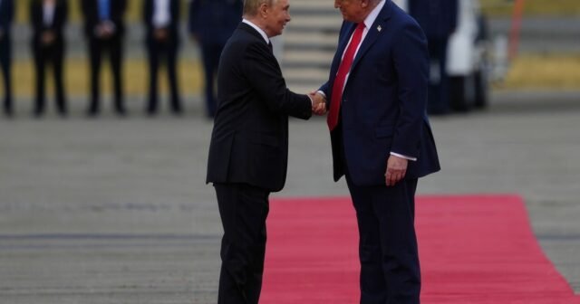 Trump menyapa Putin dengan karpet merah. Ukraina merasa dikhianati.
