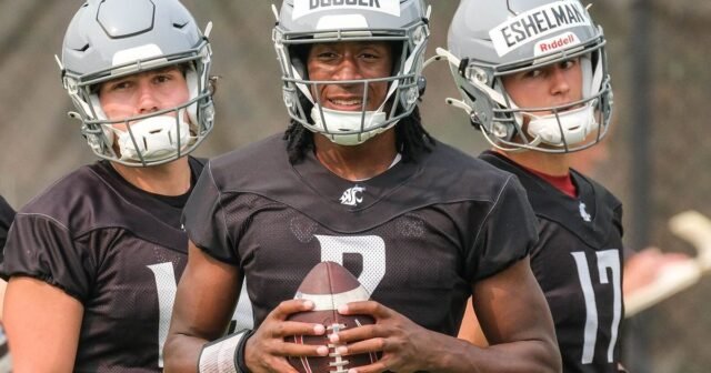 WSU QB Julian Dugger mungkin 'santai.' Permainannya sama sekali tapi
