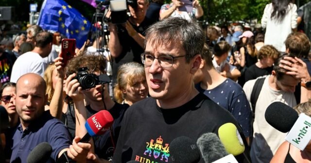 Walikota Budapest Diinterogasi oleh Polisi untuk Mengorganisir Acara LGBTQ+ Pride yang dilarang

