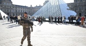 Dua tersangka baru mengajukan dakwaan awal dalam kasus pencurian perhiasan Louvre, kata jaksa Paris Dua tersangka baru mengajukan dakwaan awal dalam kasus pencurian perhiasan Louvre, kata jaksa Paris
