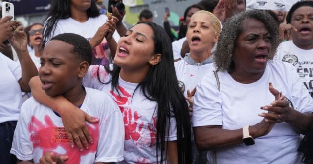 Para pengunjuk rasa menyerukan pengunduran diri gubernur setelah penggerebekan polisi paling mematikan di Rio
