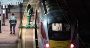 Polisi Inggris menahan 2 tersangka setelah penikaman di kereta api menyebabkan 9 orang menderita luka yang mengancam jiwa Polisi Inggris menahan 2 tersangka setelah penikaman di kereta api menyebabkan 9 orang menderita luka yang mengancam jiwa