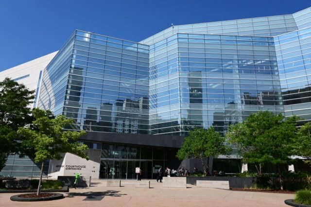 Tersangka penikaman pedang yang fatal di Denver mengaku bersalah atas pembunuhan
